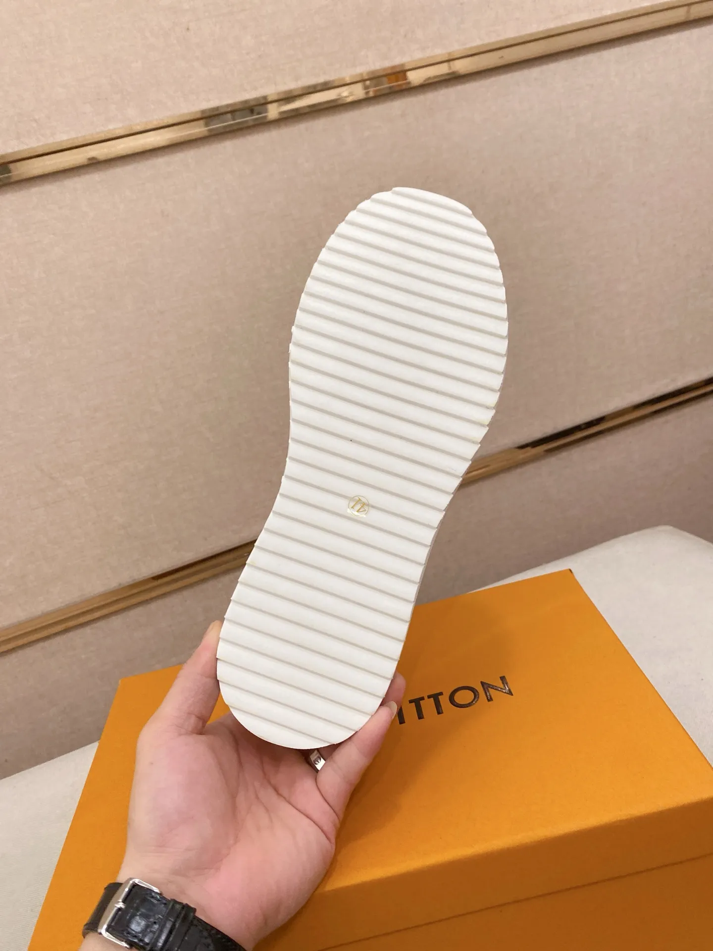 Men's clothing and shoes 400💰Louis Vuitton (Louis Vuitton/LV) top 🔍🔍 new models are on sale at the same time, the upper 🇮🇹 imported first-layer cowhide from Italy, fully imported sheepskin lining 💪💪, completely 1⃣️ to 1 ⃣️Re-engraved🇮🇹💪💪, ⚠Sole: The original sole is specially provided by the original factory, the exclusive movable molded sole is super comfortable, ⚠The original factory follows the order, 🔍🔍high quality, you can enter and exit the counter at will, welcome to compare⚠. Code number:38-44